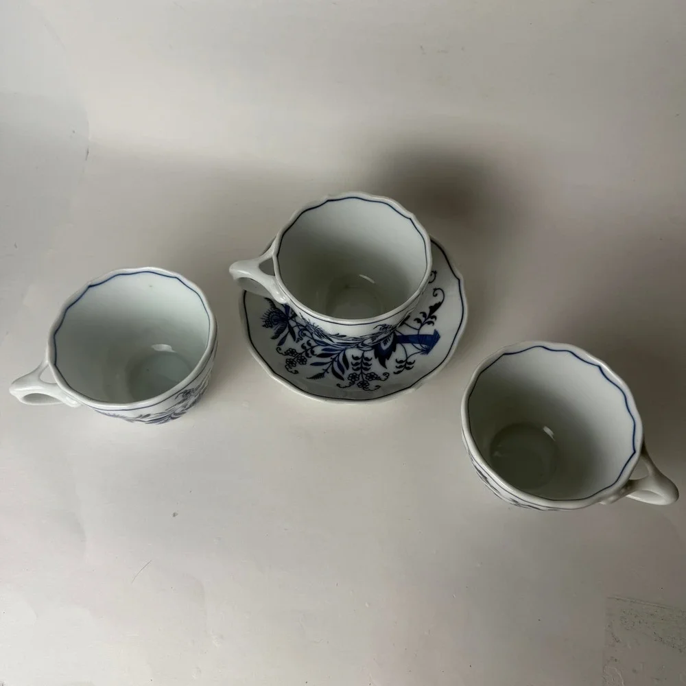 Blue Danube Japan Blue Onion Teacups‎ and Saucer Set of 4 Vintage Porcelain
